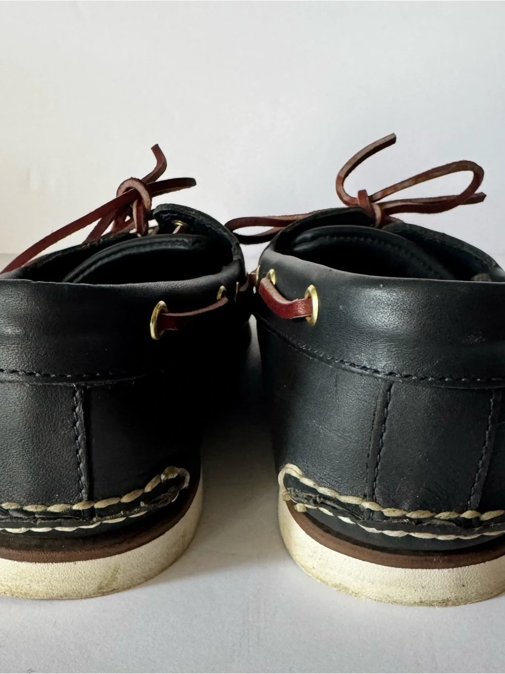 Timberland Men’s 10.5 Black Leather Boat Shoes 2 eye classic Brown Yellow Laces
